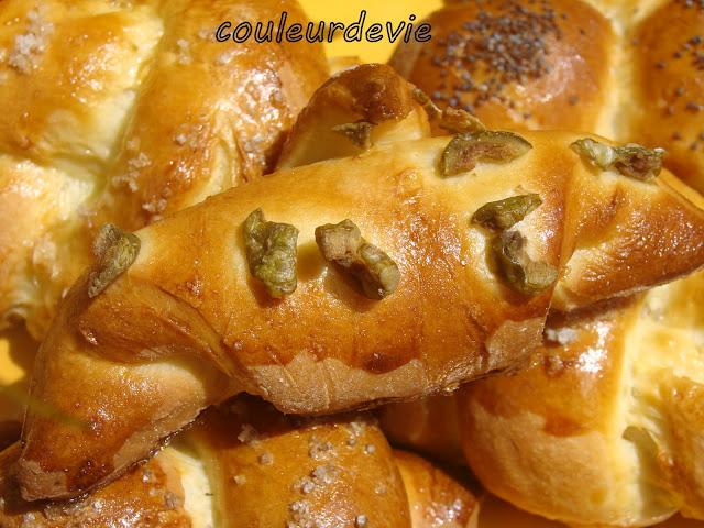 Trio de petits pains briochés au pavot, aux olives et à la fleur de sel