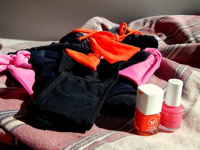 ET HOP, J'ASSORTIS MES ONGLES A MON BIKINI ITSYKINI !