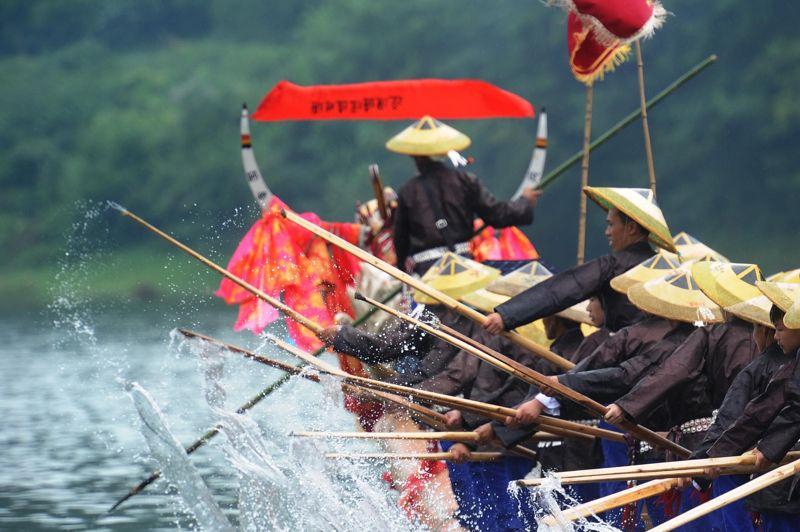 Dragons en fête. La fête des bateaux-dragons est une célébration chinoise, originaire de la province du Guizhou, qui marque l'entrée dans les chaleurs de l'été. Elle a lieu le cinquième jour du cinquième mois lunaire dans le calendrier chinois, correspondant cette année au 14 juillet dans le calendrier grégorien. Ce festival traditionnel, l'un des plus importants, célèbre la culture antique chinoise. «Le festival du bateau-dragon» a été inscrit en 2009 par l'UNESCO sur la liste représentative du patrimoine culturel immatériel de l'humanité.