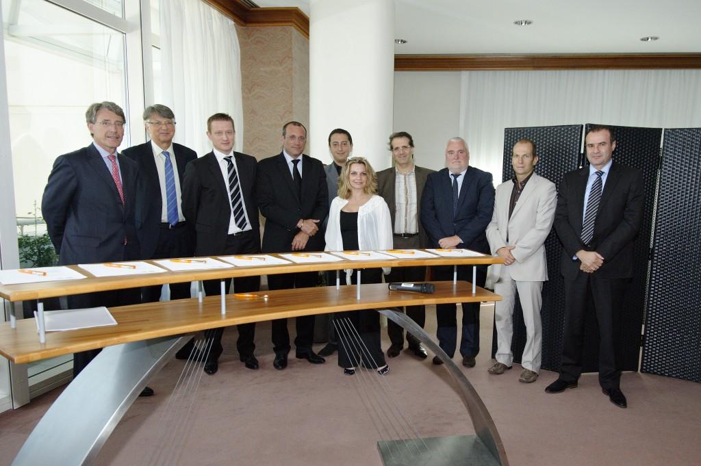Philippe Fabié, P-DG de Bouygues Bâtiment Ile-de-France (à gauche de la photo) a signé avec les représentants des entreprises de travail temporaire.  