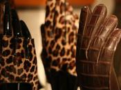 Agnelle, dans secret gants.