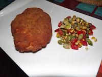 Salsa de maïs grillé et graines de potiron et son escalope au fromage