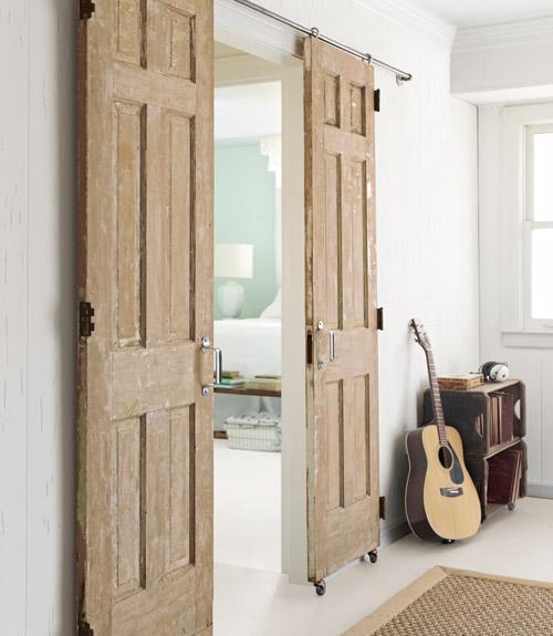 … une porte en bois quelque part