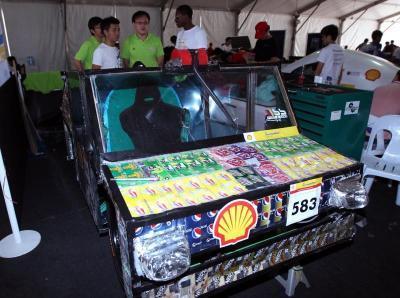 Une voiture en canettes de soda recyclées
