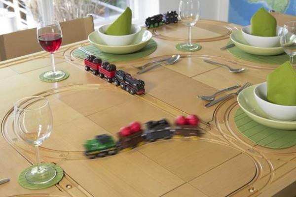 Une table avec un circuit de petits trains intégré