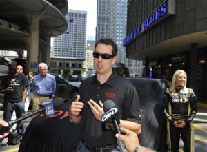 2012 Chicagoland Kyle Busch Talks About Contenders Live Unveiling 300x220 Sprint Cup  ></div> Contenders Live 2012, annonce