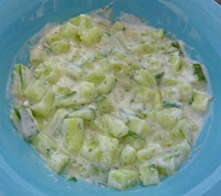 Salade de concombres au yaourt, citron et persil