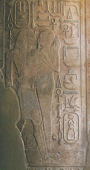 Sisostris-Ier--12e-dynastie--embrasssant-le-neter-Ptah--P.jpg