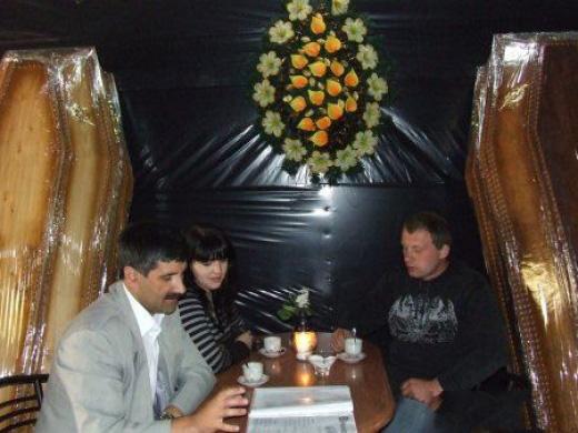 Un restaurant en forme de cercueil