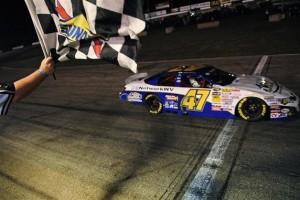 Cale Conley checkered flag nknps East Columbus 072112 300x200 Nascar K&N Pro series East at Colombus, Les photos