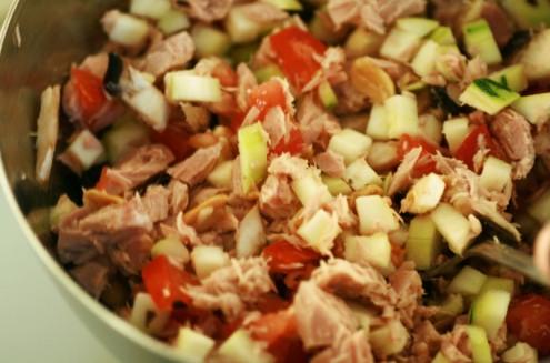 mélange de petits légumes et thon