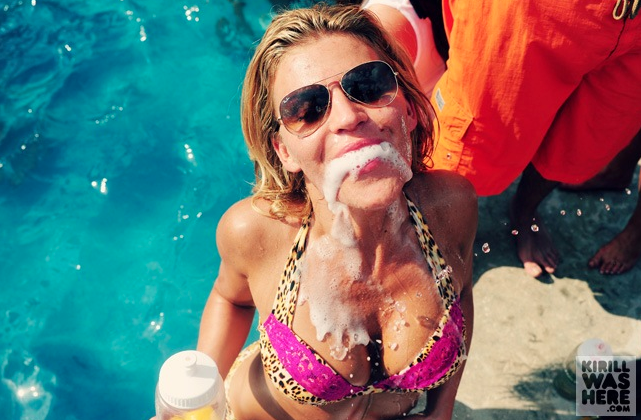 Champagne au bureau, Le Mouching, Kirill Was Here