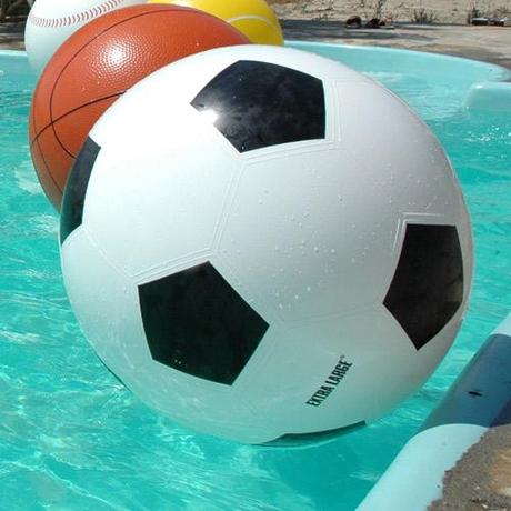 Géant, des énormes ballons pour s’amuser dans l’eau