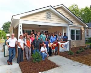 2012 NASCAR Habitat for Humanity 300x240 NASCAR, Habitat for Humanity Dedicate Home // Encore plus de solidarité