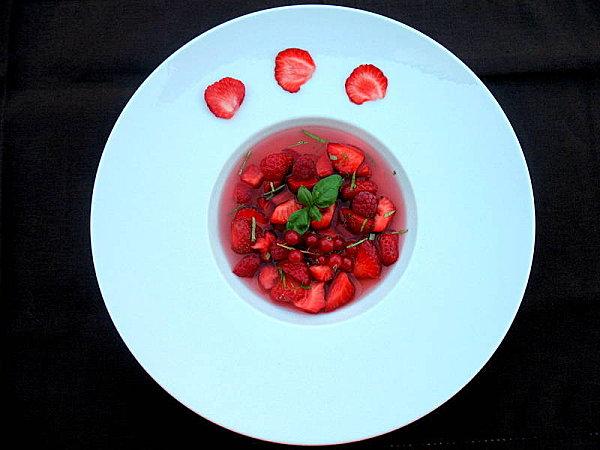 230712 soupe de fruits rouges du jardin au rosé et basilic