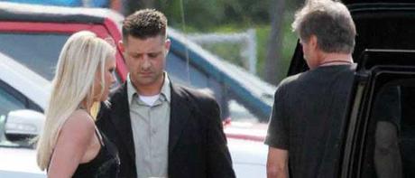 photos-britney-et-jason-allant-diner-a-miami-23-07-2012