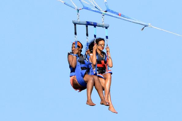 Fun : Rihanna s'envoie en l'air avec une amie à Cannes