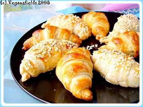 Mini-croissants feuilletés fourrés seitan fumé & moutarde à l'ancienne