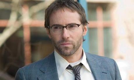 Alessandro Nivola, vu notamment dans Volte Face & Jurassic Park III joue le Docteur Paul Faulkner