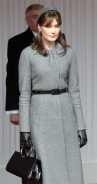 Carla Sarkozy séduit dans un ensemble Dior gris