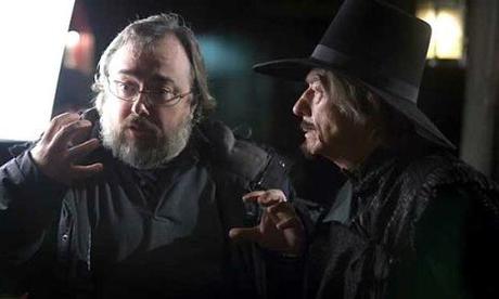 Alex de la Iglesia, le réalisateur et John Hurt en pleine parodie de V pour Vendetta ?