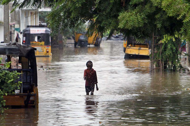 Inondée. Plus de 120 personnes sont mortes dans les inondations dues aux pluies saisonnières de la mousson dans le nord-est de l'Inde et six millions ont dû fuir leur maison, selon un nouveau bilan des autorités ce samedi. «Un total de 121 personnes sont mortes jusqu'à présent dans des incidents séparés. 105 d'entre elles se sont noyées en tentant d'échapper aux inondations et 16 autres sont mortes dans des glissements de terrain causés par les fortes pluies», ont indiqué les autorités locales dans un communiqué. La mousson, qui traverse le sous-continent indien de juin à septembre, est cruciale pour des millions de paysans, mais elle provoque chaque année des inondations meurtrières.