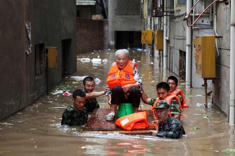 Sous les eaux. Lundi matin, deux jours après les pluies torrentielles qui ont fait au moins 37 morts et sept disparus, près de neuf millions de microblogueurs avaient fustigé l'absence de tout avertissement officiel et la vétusté du système d'évacuation des eaux qui a vite été submergé par l'ampleur du déluge sur la ville de Chongqig (sur la photo) et même sur la capitale chinoise, Pékin. L'ampleur des dégâts est considérable. Les pluies et inondations ont déjà provoqué des dommages s'élevant à 10 milliards de yuans (1,25 milliard d'euros) et près de 66.000 personnes ont dû être évacuées.