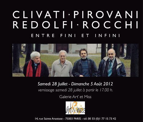 Photo : Entre fini et infini c’est la frontière sur laquelle marchent les 4 artistes présents dans cette exposition, quatre personnalités différentes et distinguées qui partagent une volonté expressive mais en effectuant une recherche individuelle, ils attendent des résultats très caractéristiques et intimes. Fini et infini se courent après dans les gestes, dans la matière, dans l’utilisation des coloris mais aussi dans les thèmes choisis. La géométrie dynamique de Redolfi réunit des résultats d'harmonie extraordinaire dans le contraste équilibré des tons, des formes qui se compensent entre poussées dynamiques et points fixes. Cette exhaustivité apparente nous surprend un peu avec la variété des surfaces, avec laquelle la lumière joue et produit des réflexions pleines et veloutées ou rapides et brillantes, en créant un mou- vement en continu. La pensée est construite sur la surface avec méthode, avec lenteur et précision, mais laisse de l’espace à l’imprévisible, au geste informel qui ouvre le souffle, à une position dans laquelle l’instinct émotionnel prend le dessus.Trouble qui éclate de façon incontrôlé dans une tentative de classer les couleurs et les formes: de tout ça les œuvres de Clivati prennent force. Les frontières sont cassées, les lignes s’épaississent, les tonalités se heurtent. La rationalité de l’artiste est soumise à un geste impétueux, une force ex- pressive qui n’arrive pas être facilement liée et la main va courir, la peinture s’agrandit, se mélange à la surface, presque ingouvernables. L’Harmonie est jointe par d'étranges chemins, la pensée devient coup de pinceau, la vitesse du geste répond à l’instinct qui fait une percée dans l’esprit, parce que dans sa peinture Clivati contrôle quelque chose d'infiniment plus grand et tragiquement plus imparable que la rationalité humaine. La distinction entre fini et infini devient fugace, même dans des œuvres de Rocchi liées plus à la figure. Ses paysages ne sont pas des expressions du visuel, mais de l’expérience vécue. Sur la surface, la peinture retrace le signe d’un flash de lumière, une teinte particulière de vert qui atteint la sensibilité de l’artiste, de rester gravé dans sa mémoire et à se transformer en nouvelle matière dans les mains du peintre. Ses œuvres sont des images animées, en transformation, comme les images de la mémoire sont toujours en évolution, les marges s’effacent et renforcent certains détails qui sont liés à notre expérience. Même les paysages de Pirovani, ainsi que ses natures mortes, ont plutôt un sens de l’histoire plutôt que de la description, ils possèdent la dimension temporelle de l’histoire. Au vu de ses oeuvres, nous suivons le regard du peintre qui capte les nuances de la lumière et sa transformation au fil des heures. L’épaisseur de la matière suggère la stratification de l’air en face de nos yeux et la distance temporelle dans nos esprits. Une exposition qui a l’avantage de combiner différents langages picturaux, quatre fortes sensibilités artistiques dans un environnement unique qui conduit le visiteur à la question sur la nécessité de la communication inhérente à la nature humaine. Beatrice Resmini