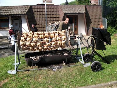 Les plombiers fabriquent un barbecue géant !