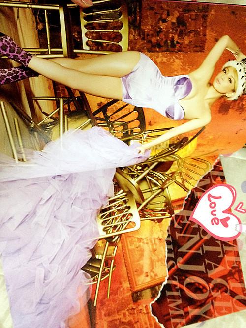 La reine Ayumi adoube de sa prestance l’objectif de Leslie...