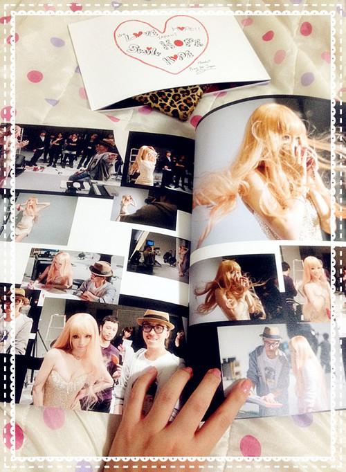 La reine Ayumi adoube de sa prestance l’objectif de Leslie...