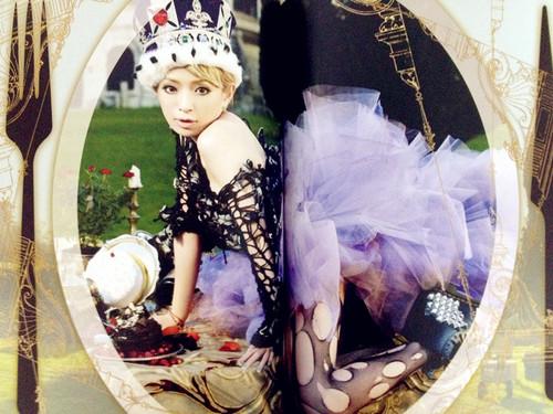 La reine Ayumi adoube de sa prestance l’objectif de Leslie...