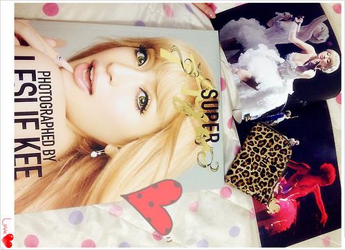 La reine Ayumi adoube de sa prestance l’objectif de Leslie...