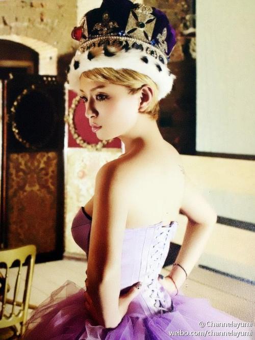 La reine Ayumi adoube de sa prestance l’objectif de Leslie...