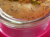 Soupe glacée betterave rouge avec croquants pistache, pavot, parmesan
