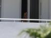 thumbs miami balcony 281129 Photos : Britney sur le balcon de son hôtel à Miami   27/07/2012
