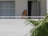 thumbs miami balcony 281429 Photos : Britney sur le balcon de son hôtel à Miami   27/07/2012