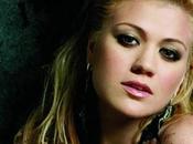 Kelly Clarkson reprend "Everytime" Britney Spears plein concert