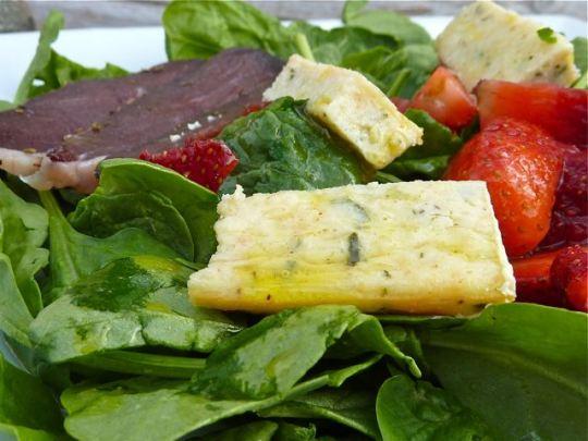 Salade de magret aux fraises et aux pousses d’épinard, reste de tarte à la Ricotta sans pâtes.