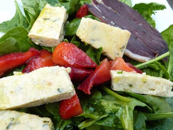 Salade de magret aux fraises et aux pousses d’épinard, reste de tarte à la Ricotta sans pâtes.