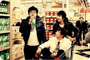 shindong kyu et leeteuk supermarché