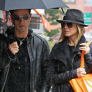 Justin-Theroux protège jennifer aniston avec son parapluie