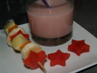 Goûter fruité et lait à la fraise.