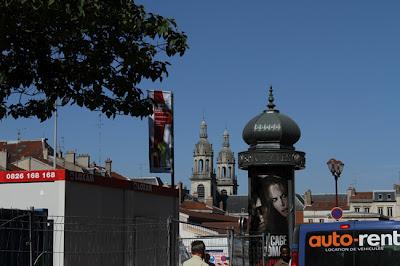 Un tour en ville (neuve), le nez en l'air
