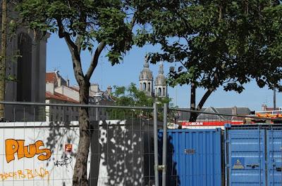 Un tour en ville (neuve), le nez en l'air