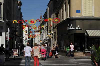 Un tour en ville (neuve), le nez en l'air