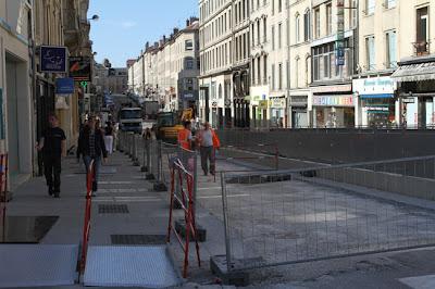 Un tour en ville (neuve), le nez en l'air