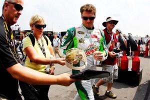 dale earnhardt jr nascar autographs pocono august 2012 friday 300x200 Nascar: Les photos du Vendredi