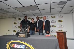 jeff gordon heisman nascar pocono august 2012 friday1 300x200 Nascar: Les photos du Vendredi