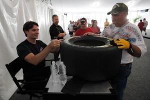 2012 Indy Friday Jeff Gordon Signs Autographs1 300x200 Nascar: Les photos du Vendredi